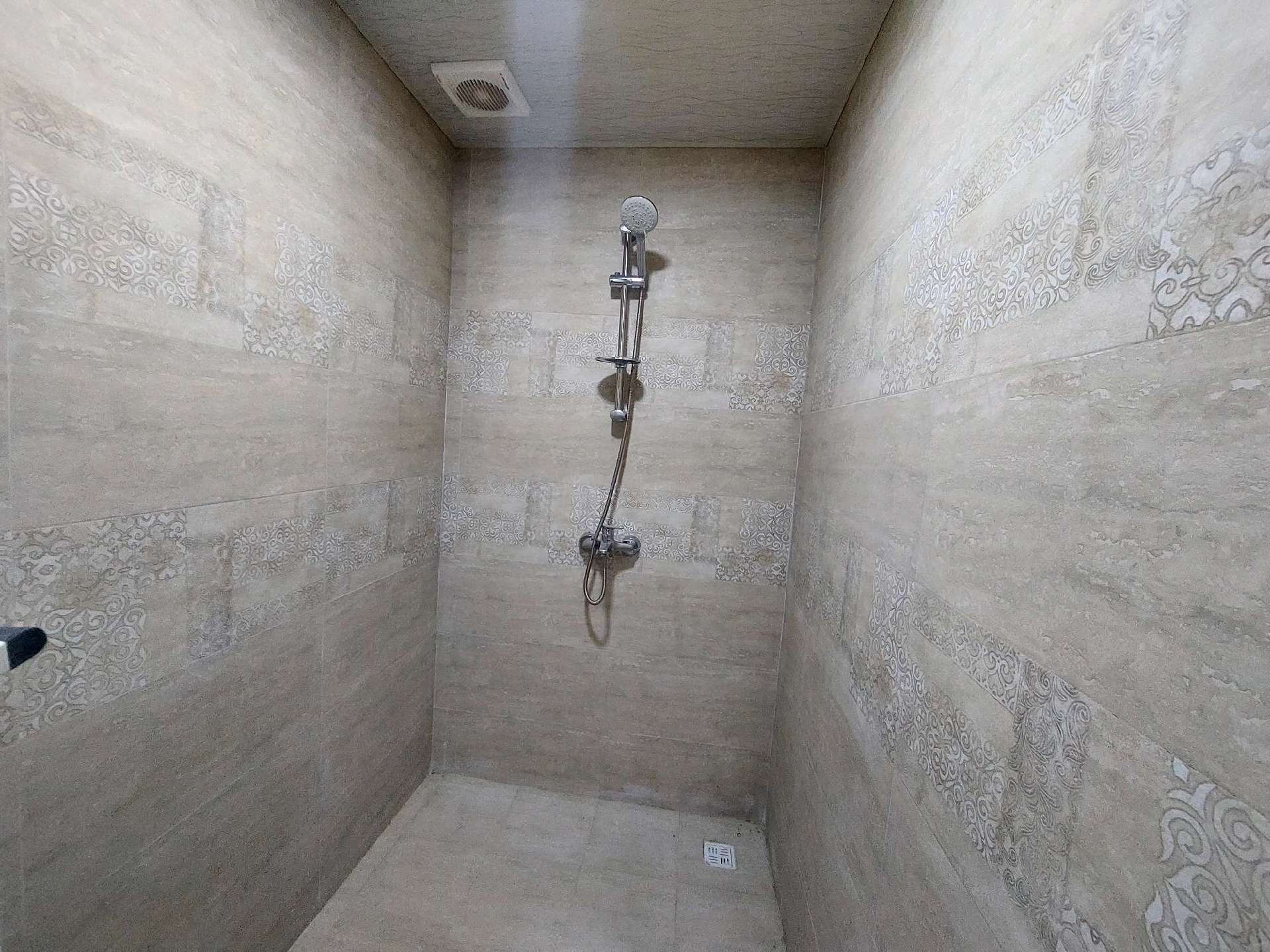 تصویر یه ویلای فلت در موقعیت روستایی با محوطه بزرگ