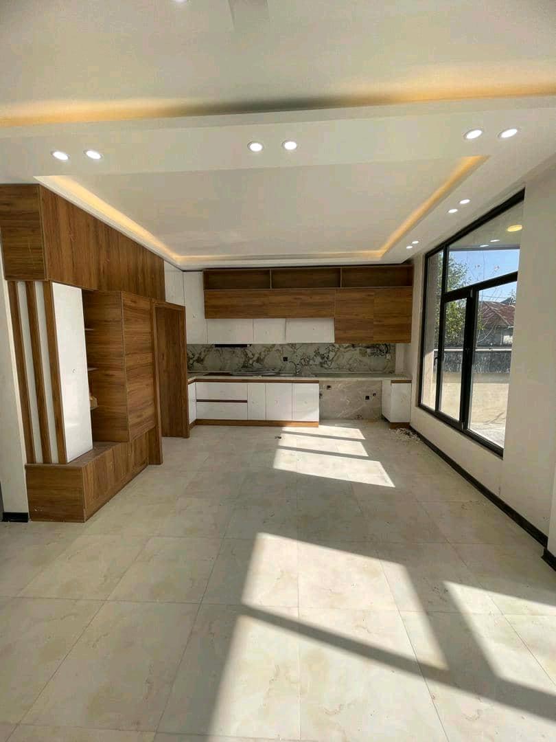 تصویر یه ویلای فلت در موقعیت شهری با محوطه بزرگ