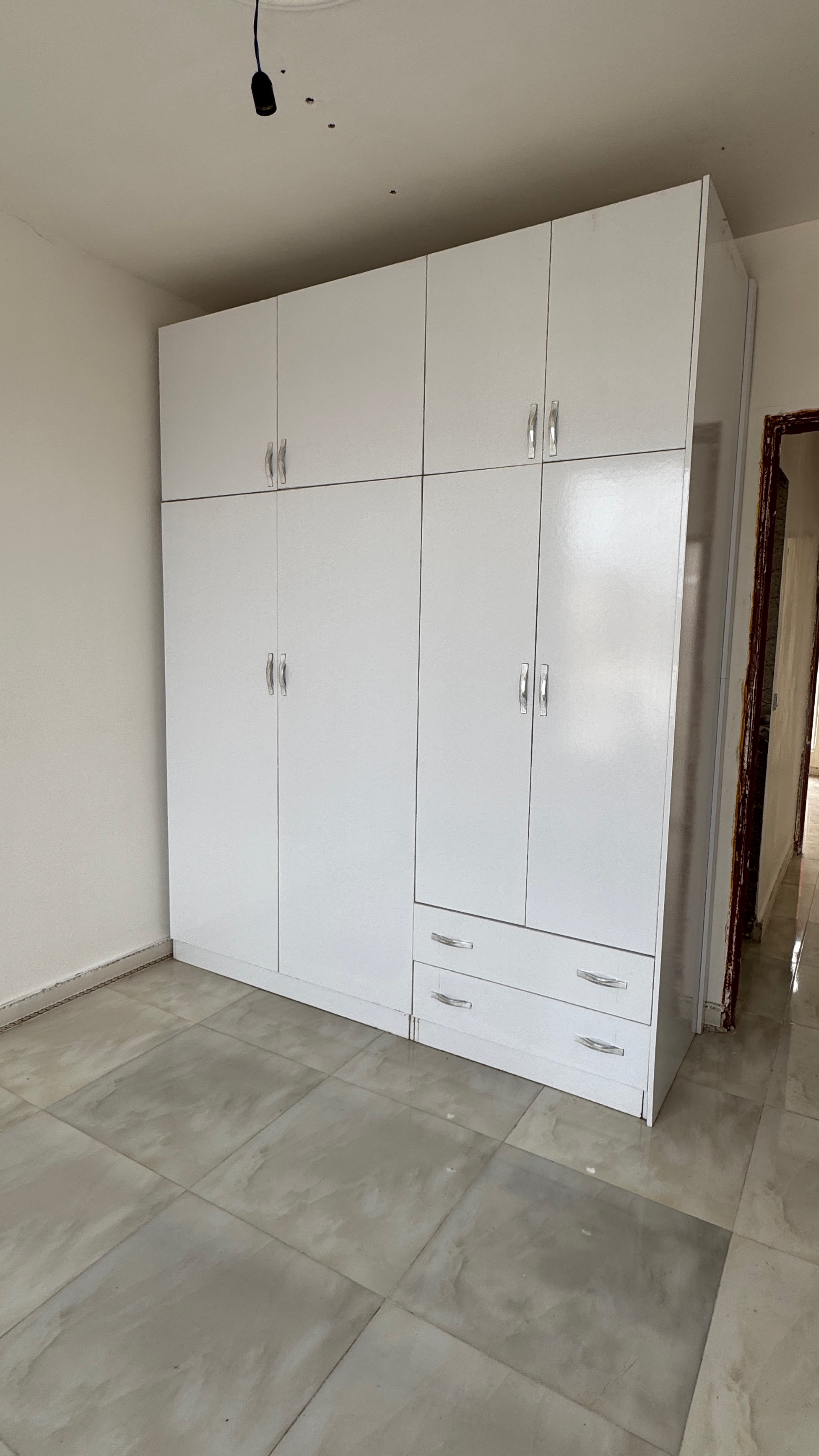 تصویر یه ویلای فلت در موقعیت روستایی با محوطه بزرگ