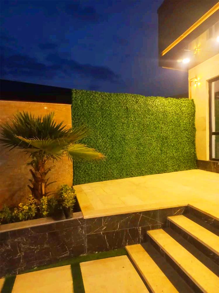 تصویر یک ویلای نما مدرن و محوطه سازی شده با موزاییک و چمن مصنوعی