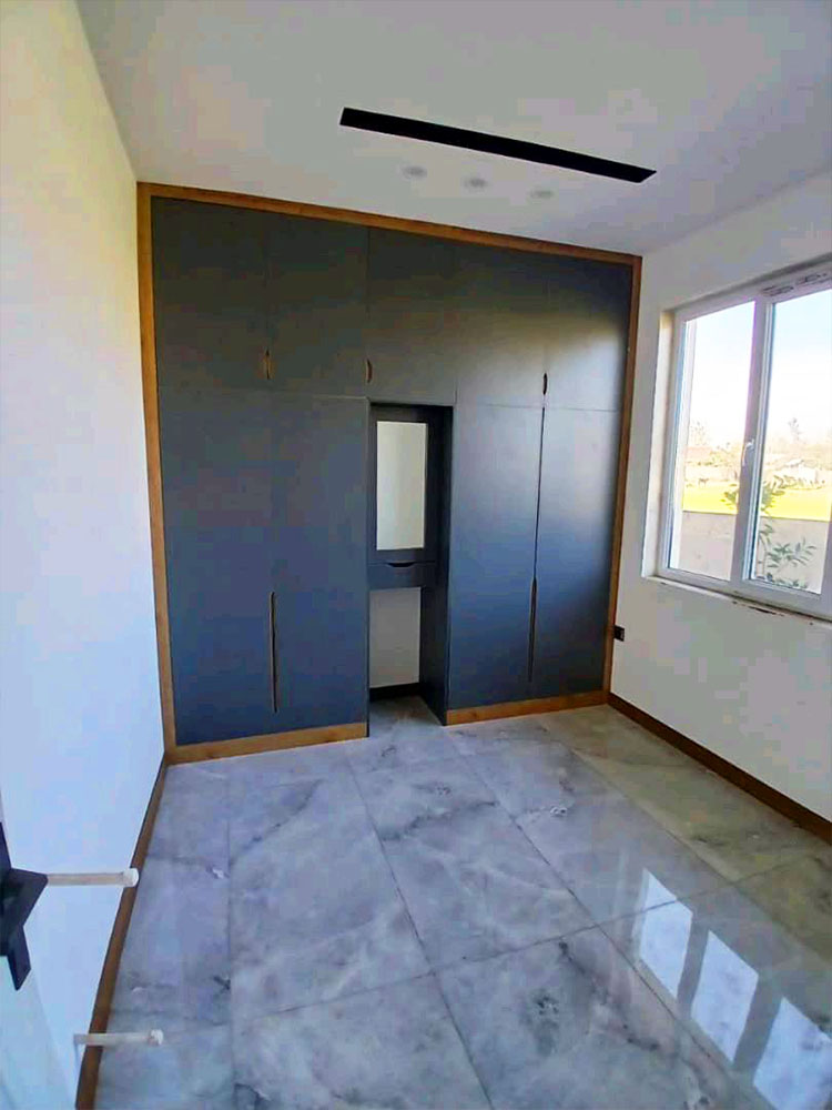 تصویر یک ویلای نما مدرن و محوطه سازی شده با موزاییک و چمن مصنوعی