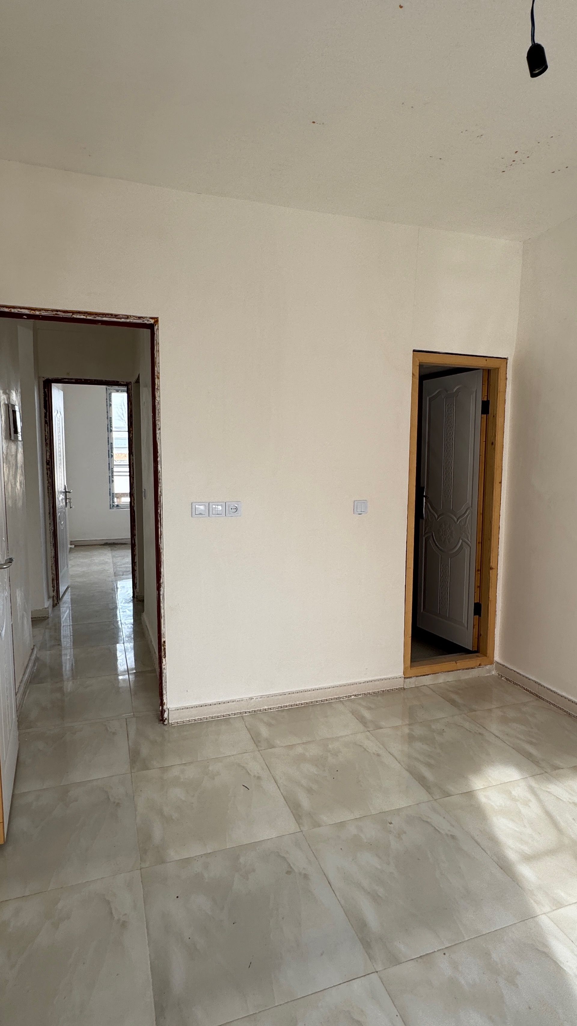 تصویر یه ویلای فلت در موقعیت روستایی با محوطه بزرگ