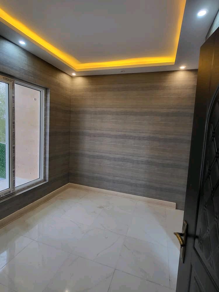 تصویر یک ویلای نما مدرن و محوطه سازی شده با موزاییک و چمن مصنوعی