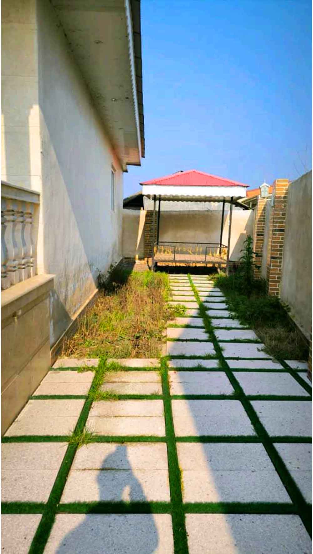 تصویر یه ویلای فلت در موقعیت روستایی با محوطه بزرگ