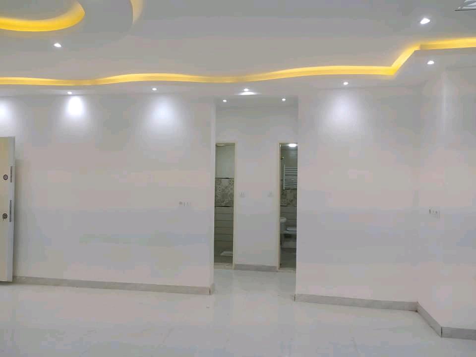 تصویر یک ویلای فلت روستایی که محوطه سازی شده و از چمن مصنوعی استفاده شده