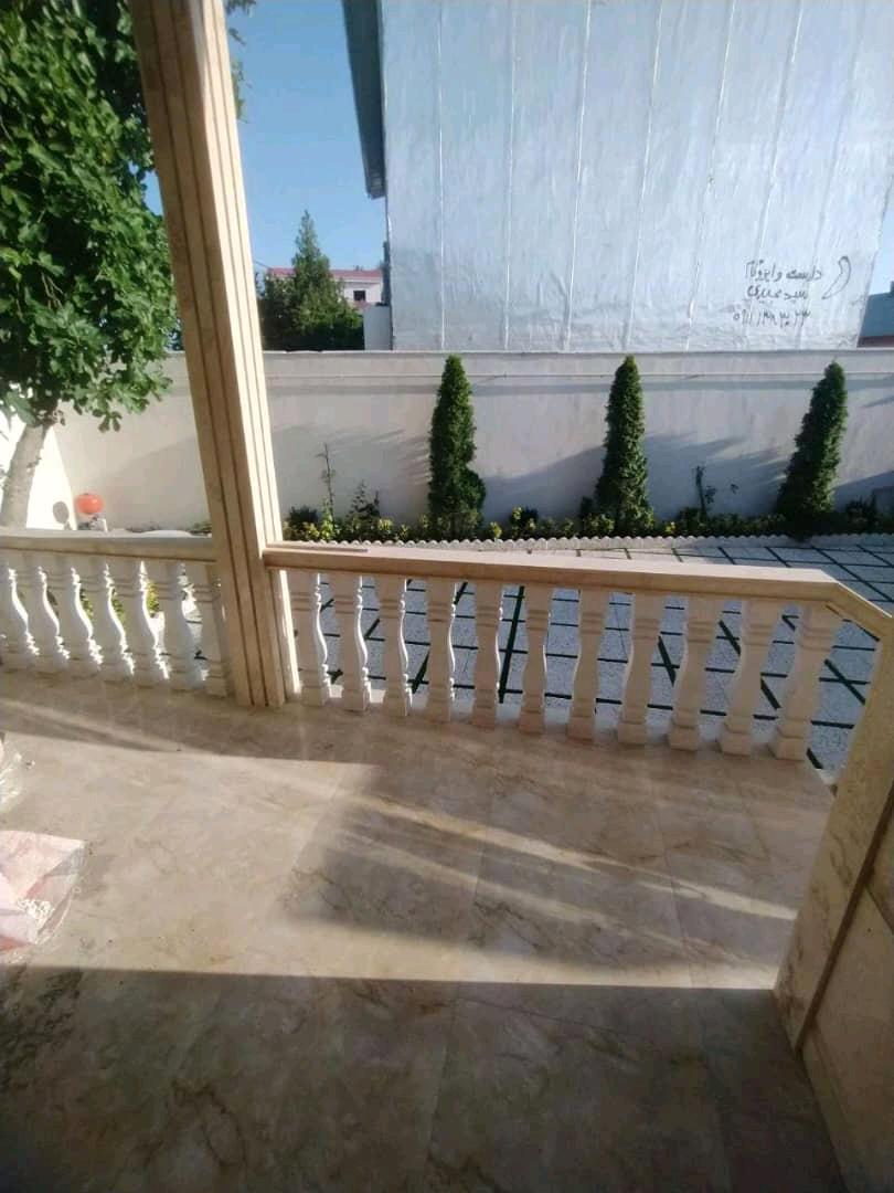 تصویر یک ویلای فلت روستایی که محوطه سازی شده و از چمن مصنوعی استفاده شده