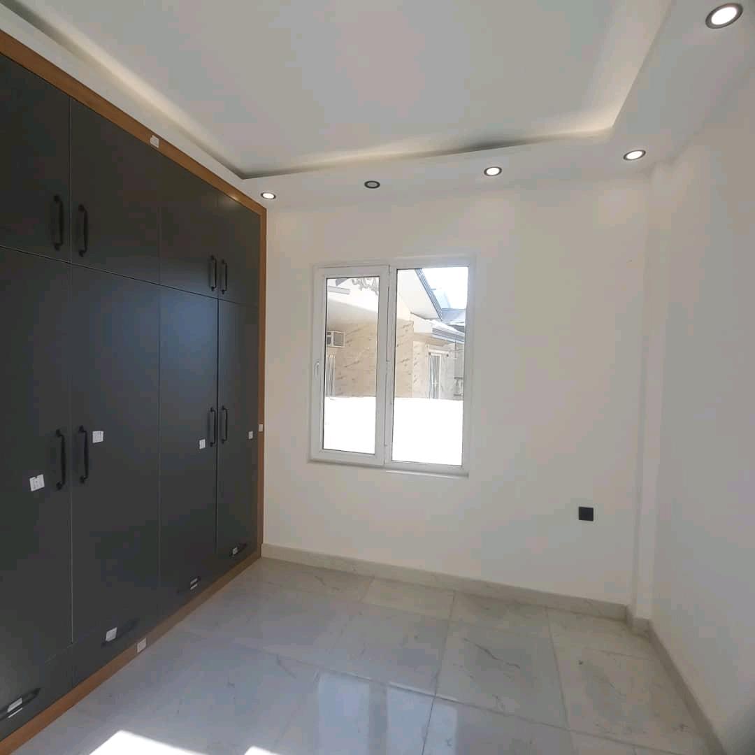 تصویر یک ویلای فلت روستایی که محوطه سازی شده و از چمن مصنوعی استفاده شده