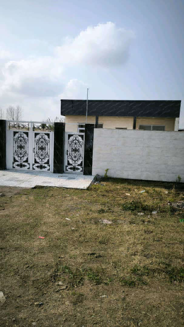 تصویر یه ویلای فلت در موقعیت روستایی با محوطه بزرگ