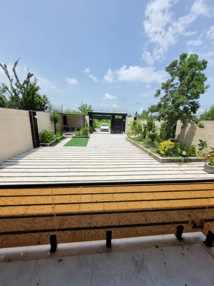 تصویر یه ویلای فلت در موقعیت روستایی با محوطه بزرگ