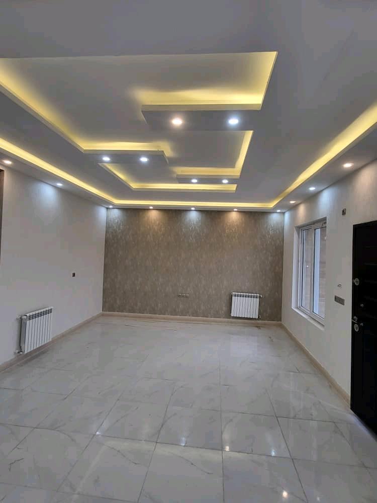 تصویر یک ویلای نما مدرن و محوطه سازی شده با موزاییک و چمن مصنوعی