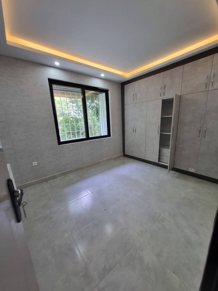 تصویر یه ویلای فلت در موقعیت روستایی با محوطه بزرگ