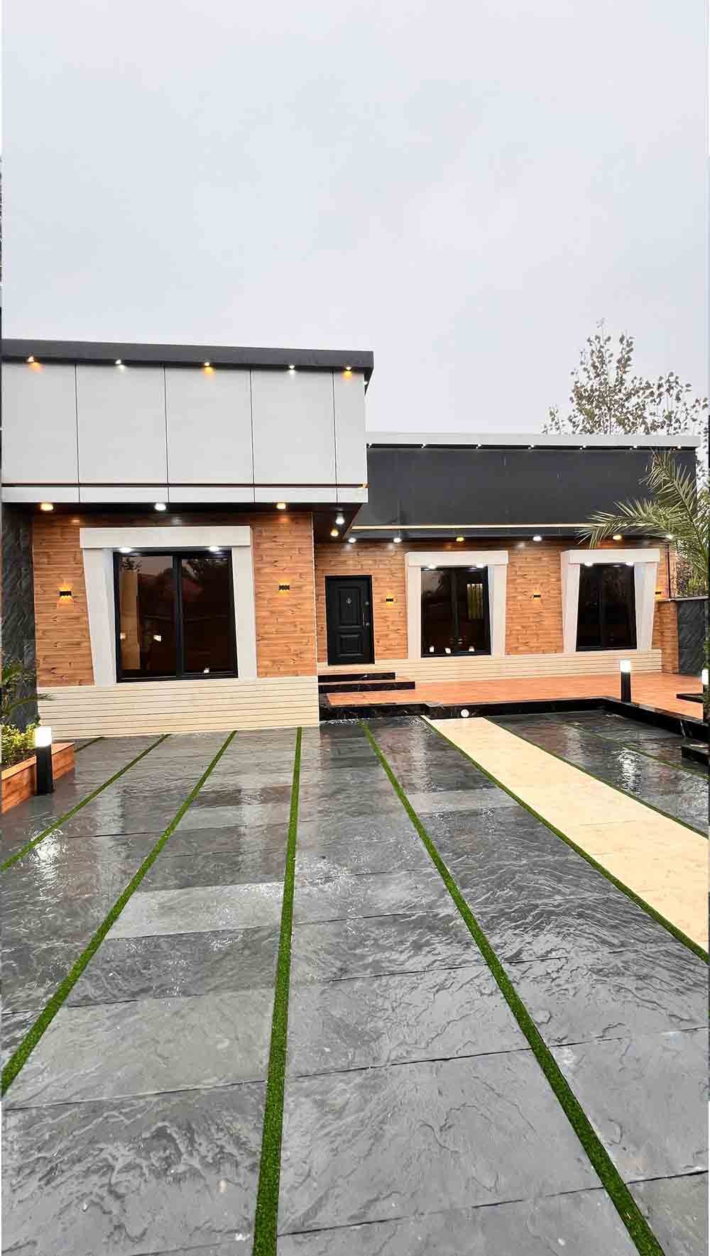 تصویر یک ویلای نما مدرن و محوطه سازی شده با موزاییک و چمن مصنوعی