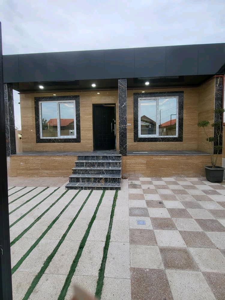 تصویر یک ویلای نما مدرن و محوطه سازی شده با موزاییک و چمن مصنوعی