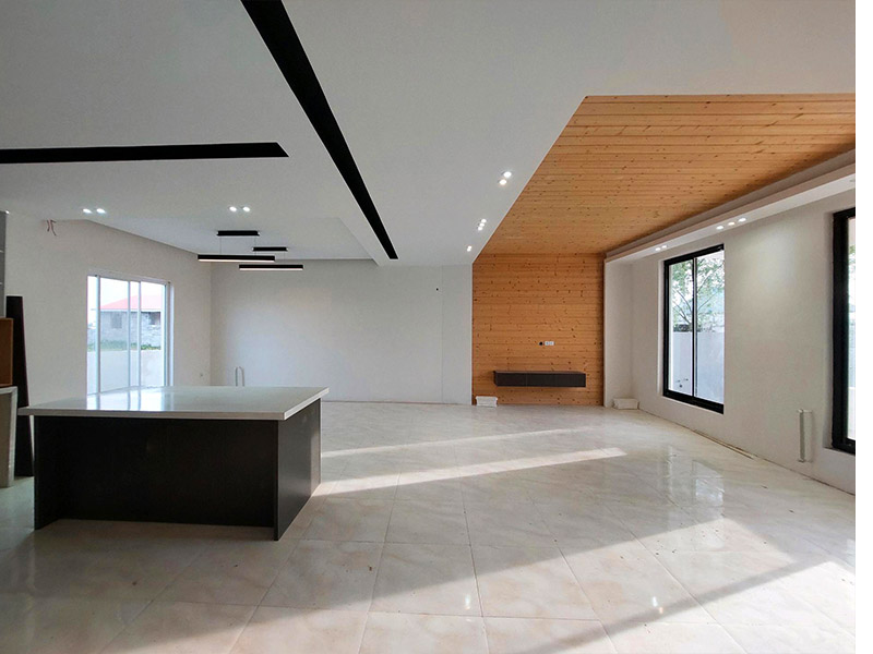 تصویر یک ویلای نما مدرن و محوطه سازی شده با موزاییک و چمن مصنوعی