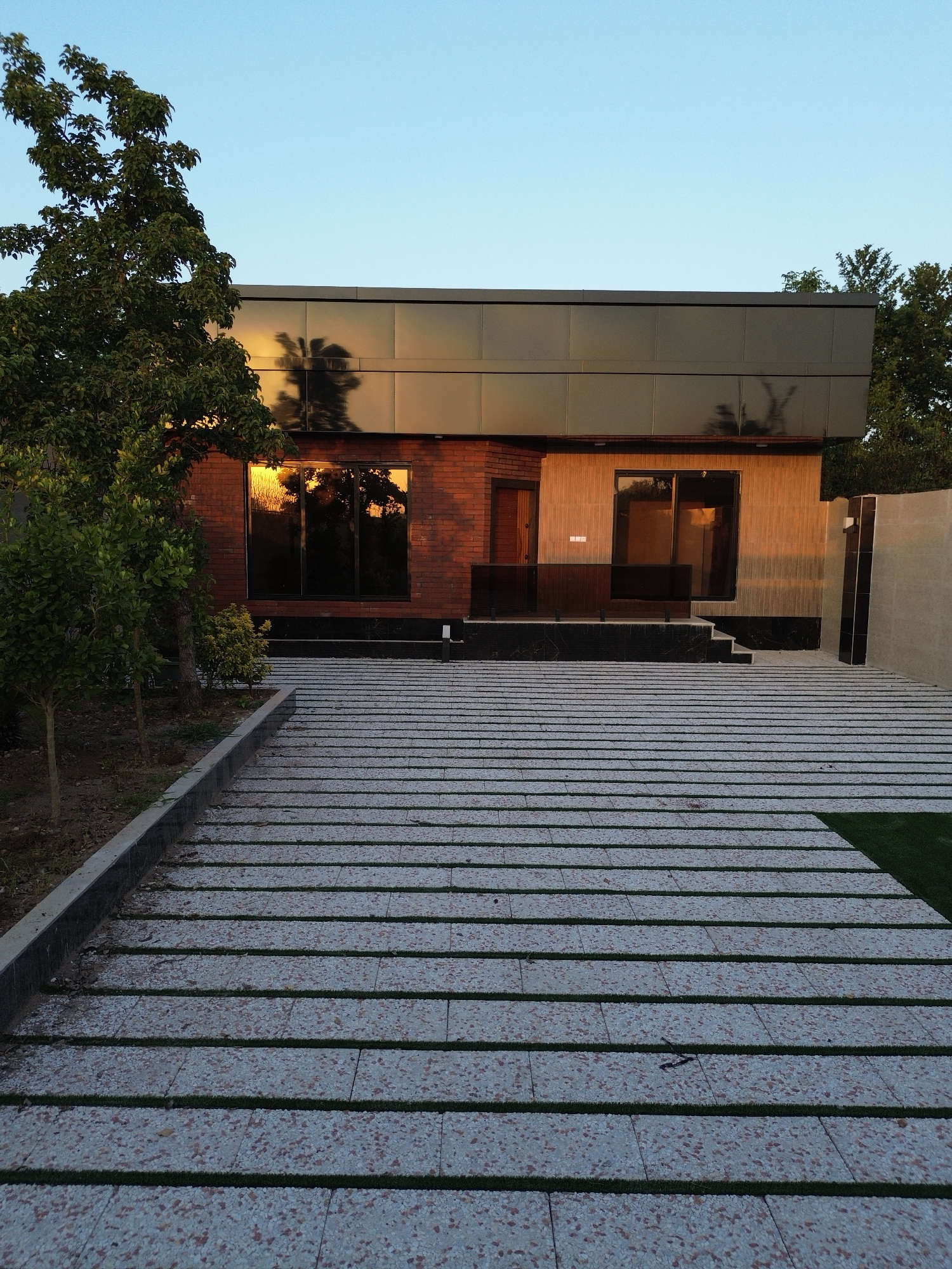 تصویر یه ویلای فلت در موقعیت روستایی با محوطه بزرگ