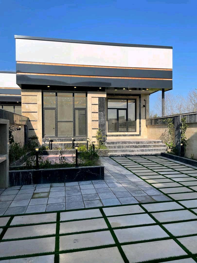 تصویر یه ویلای فلت در موقعیت شهری با محوطه بزرگ