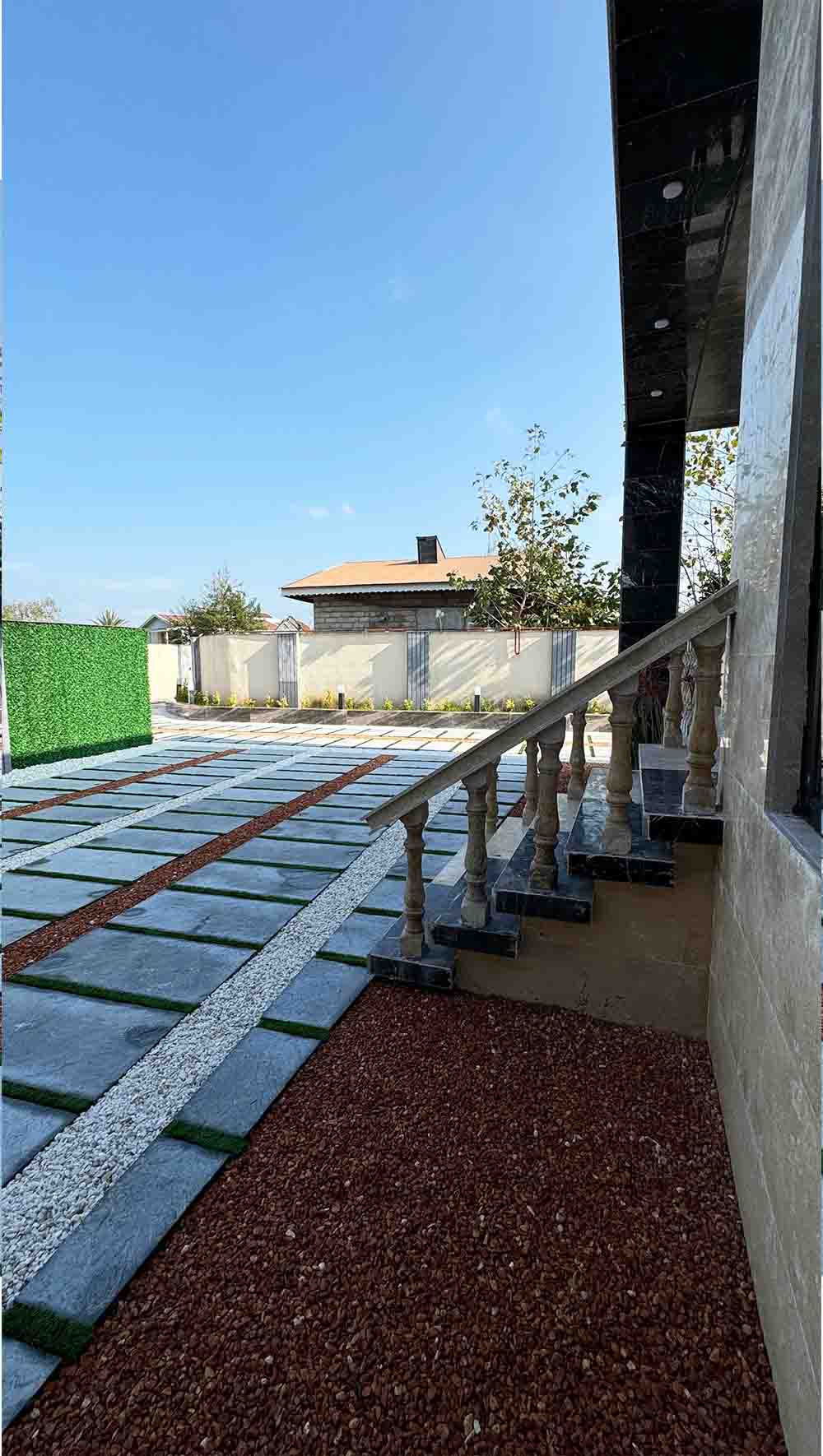 یه ویلای نوساز نما مدرن با محوطه سازی موزاییک و چمن مصنوعی