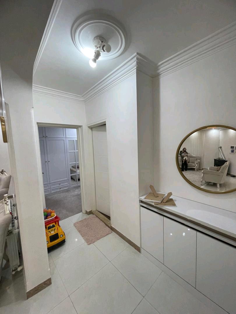 تصویر یه ویلای فلت در موقعیت شهری با محوطه بزرگ