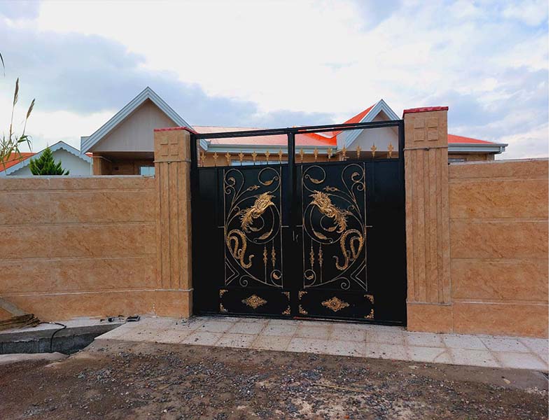 تصویر یک ویلای فلت روستایی که محوطه سازی شده و از چمن مصنوعی استفاده شده