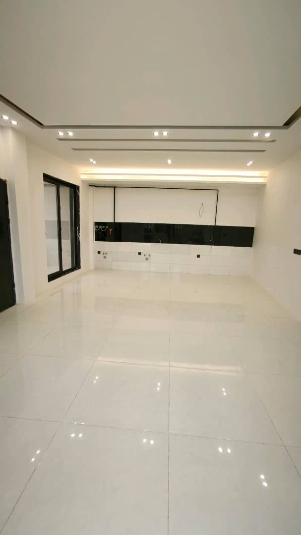 تصویر یک ویلای نما مدرن و محوطه سازی شده با موزاییک و چمن مصنوعی