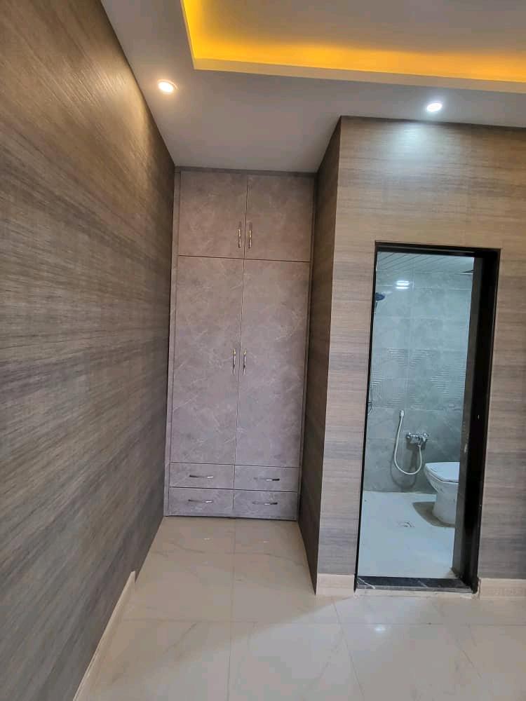 تصویر یک ویلای نما مدرن و محوطه سازی شده با موزاییک و چمن مصنوعی