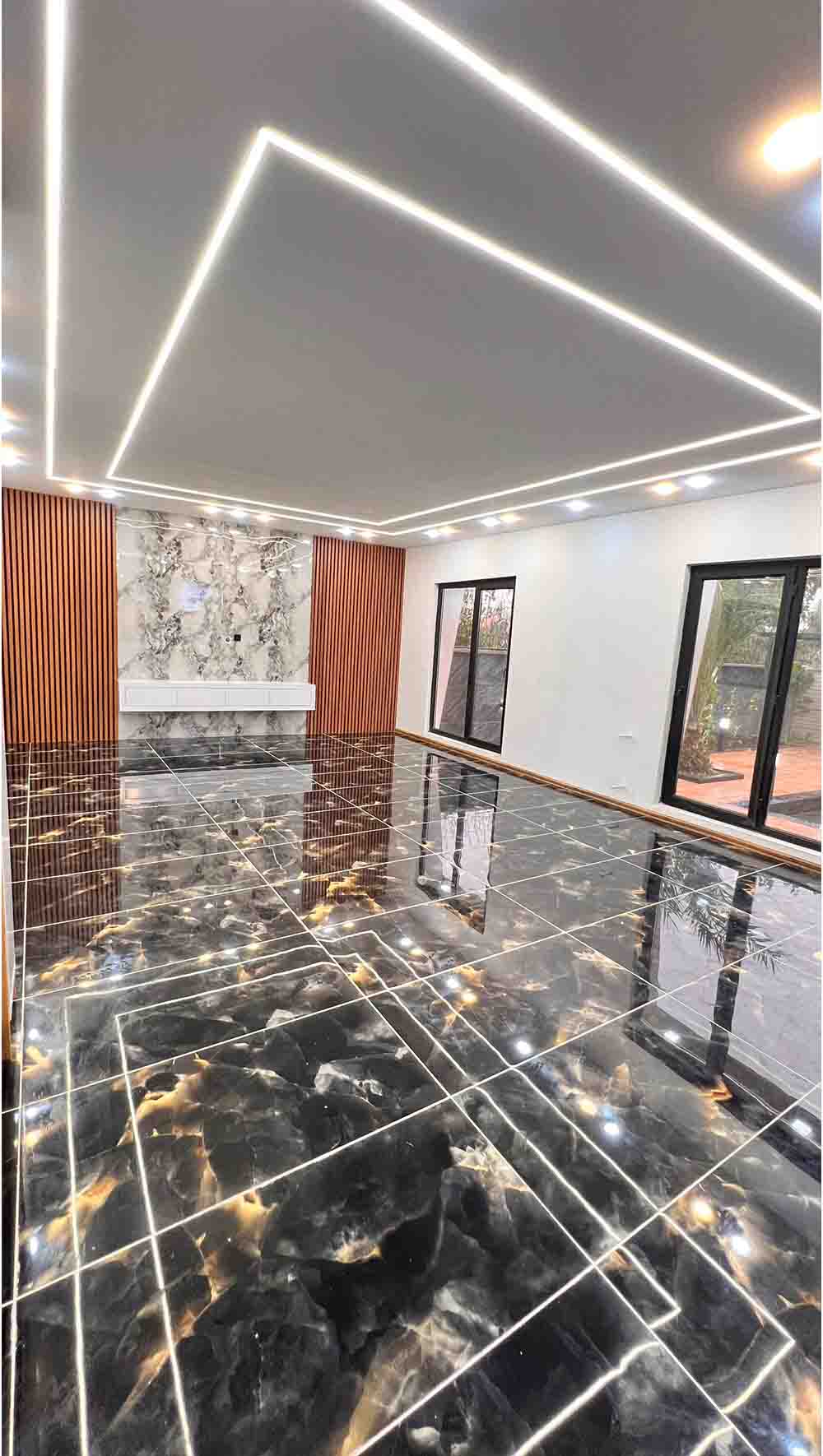 تصویر یک ویلای نما مدرن و محوطه سازی شده با موزاییک و چمن مصنوعی