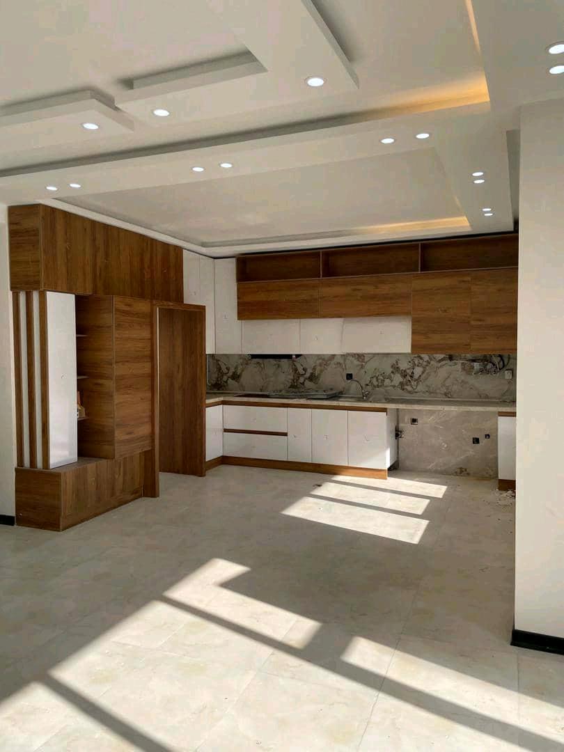 تصویر یه ویلای فلت در موقعیت شهری با محوطه بزرگ