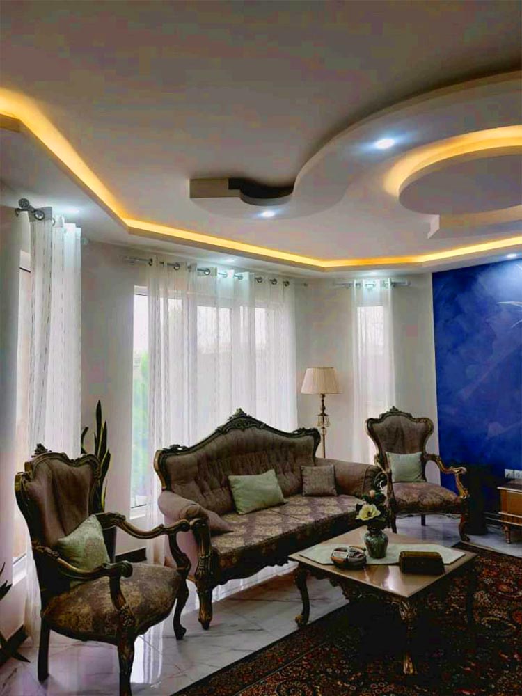 تصویر یک ویلای فلت روستایی که محوطه سازی شده و از چمن مصنوعی استفاده شده