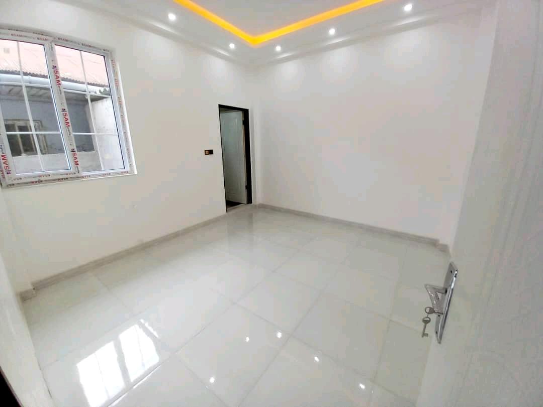 تصویر یک ویلای فلت روستایی که محوطه سازی شده و از چمن مصنوعی استفاده شده