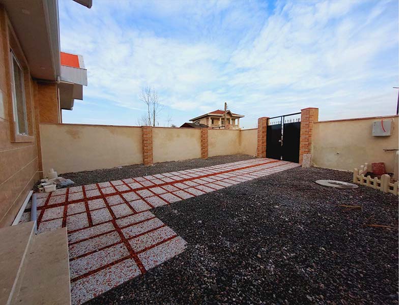 تصویر یک ویلای فلت روستایی که محوطه سازی شده و از چمن مصنوعی استفاده شده