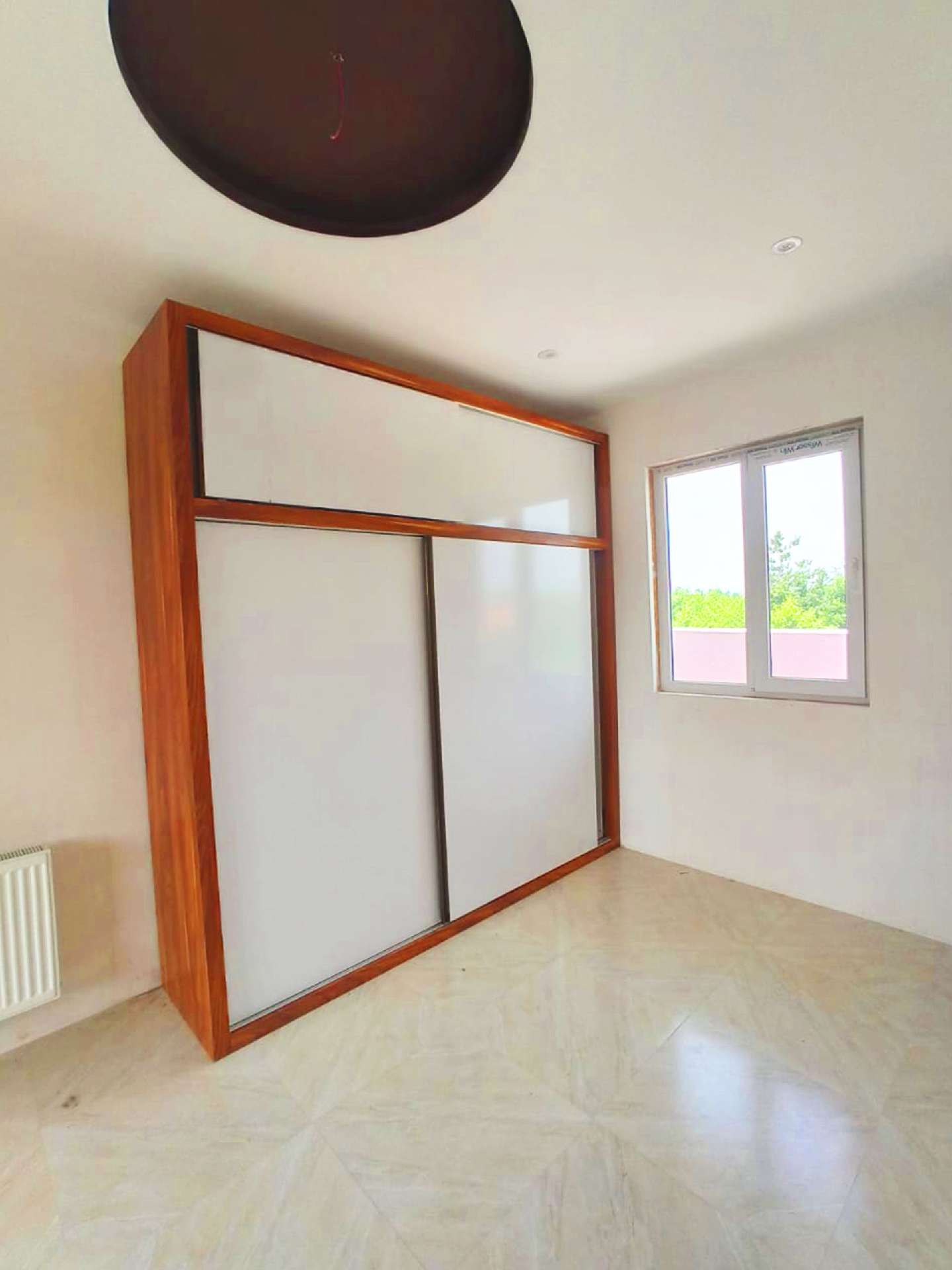 تصویر یه ویلای فلت در موقعیت روستایی با محوطه بزرگ