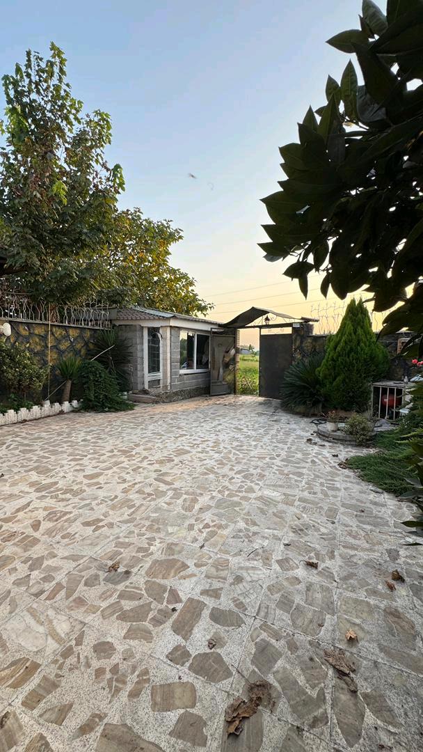 یک ویلای نما سنگ با حیاط بزرگ