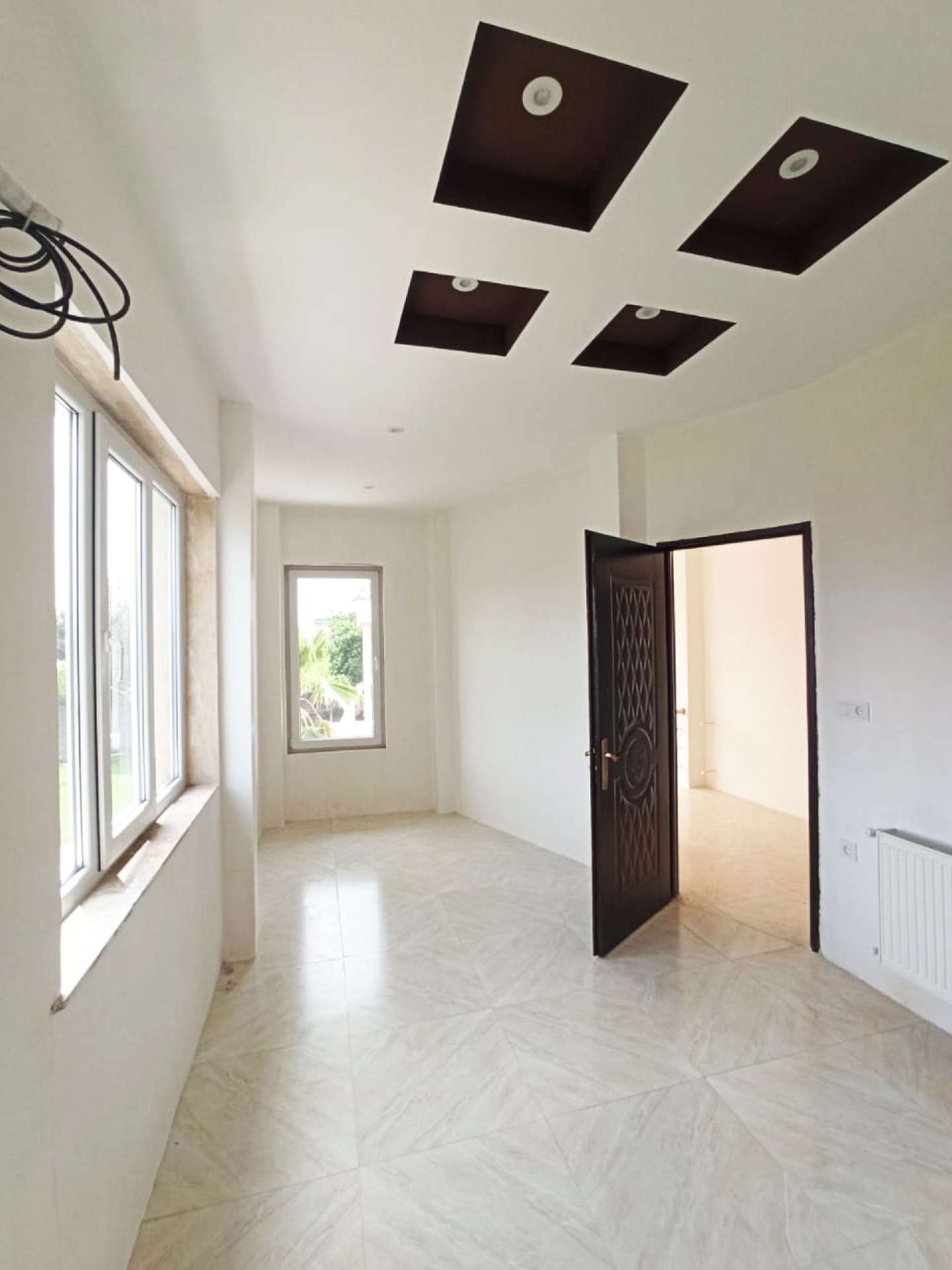 تصویر یه ویلای فلت در موقعیت روستایی با محوطه بزرگ