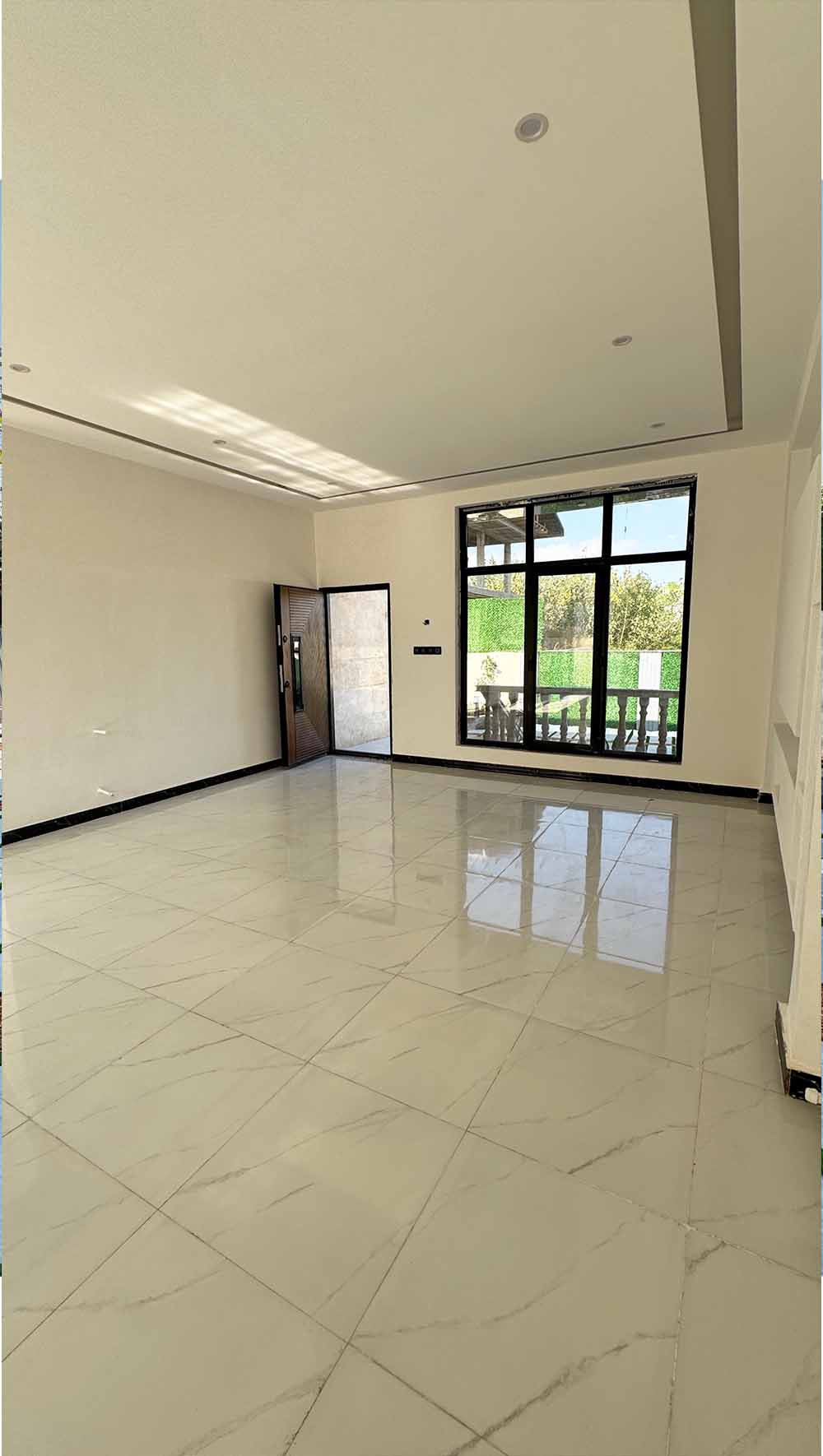 یه ویلای نوساز نما مدرن با محوطه سازی موزاییک و چمن مصنوعی