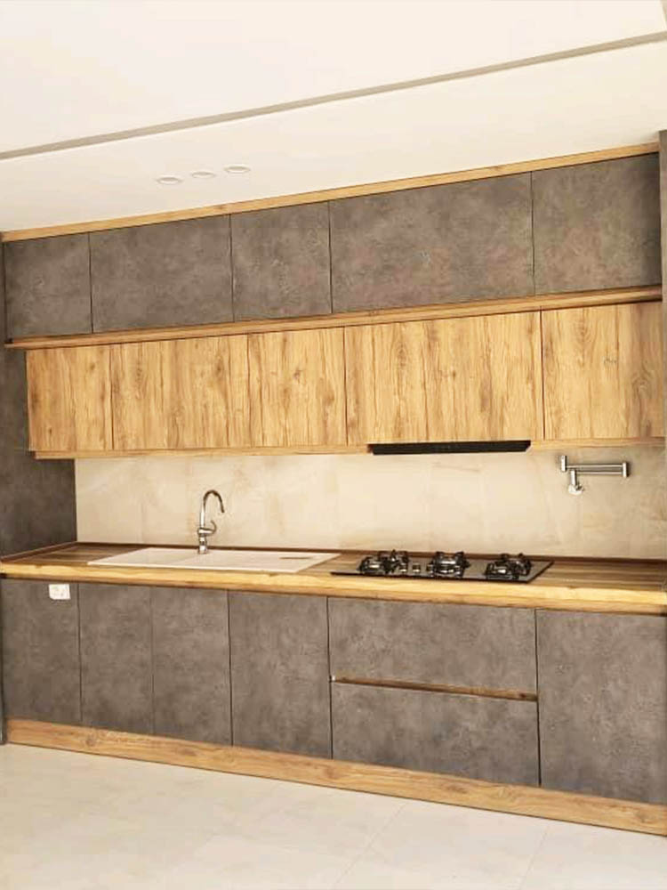 تصویر یک ویلای فلت روستایی که محوطه سازی شده و از چمن مصنوعی استفاده شده