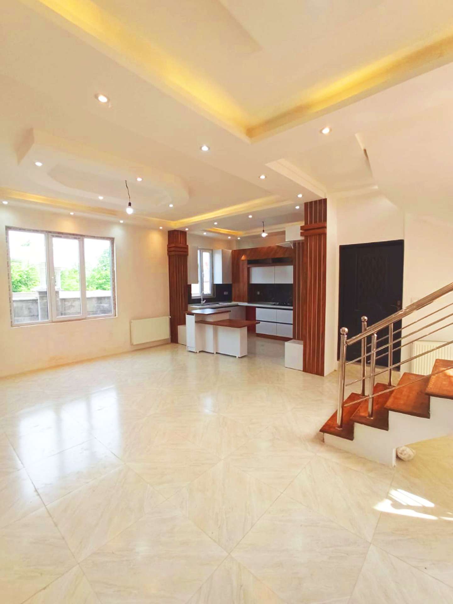 تصویر یه ویلای فلت در موقعیت روستایی با محوطه بزرگ