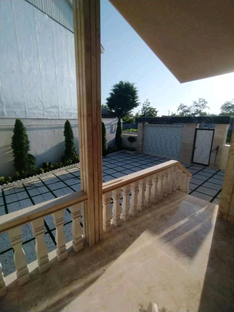 تصویر یک ویلای فلت روستایی که محوطه سازی شده و از چمن مصنوعی استفاده شده