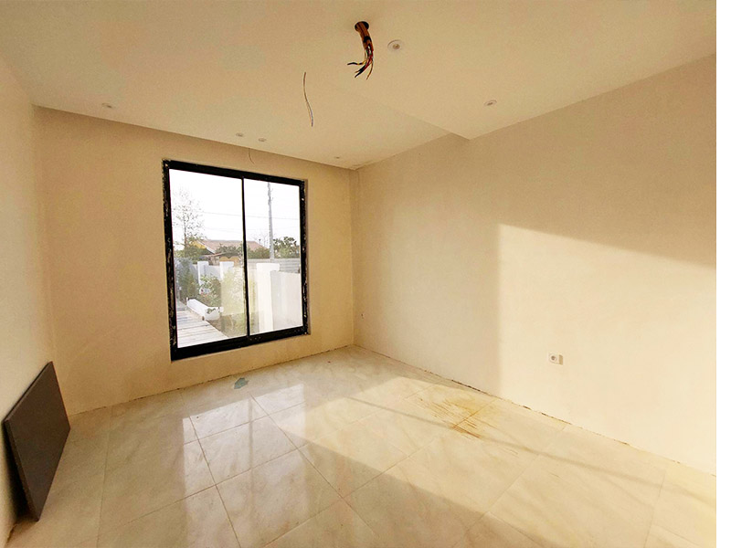 تصویر یک ویلای نما مدرن و محوطه سازی شده با موزاییک و چمن مصنوعی