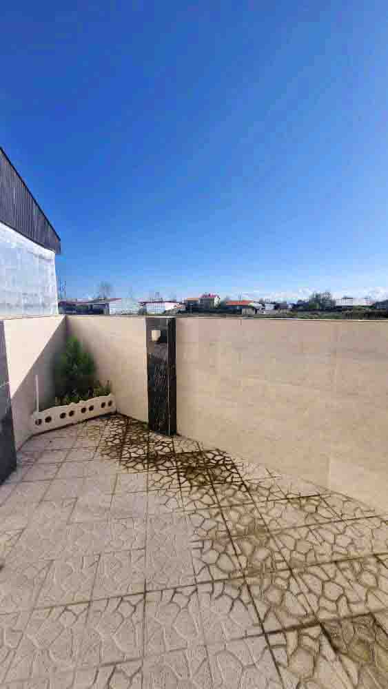 تصویر یه ویلای فلت در موقعیت شهری با محوطه بزرگ