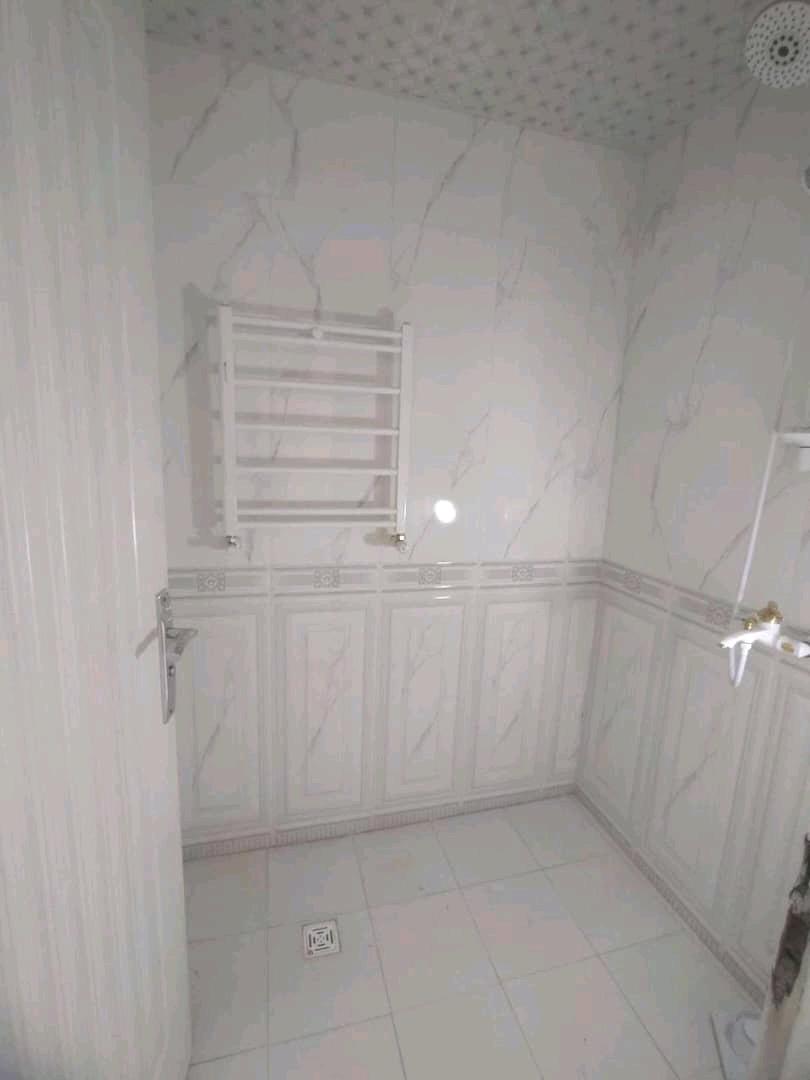 تصویر یه ویلای فلت در موقعیت شهری با محوطه بزرگ