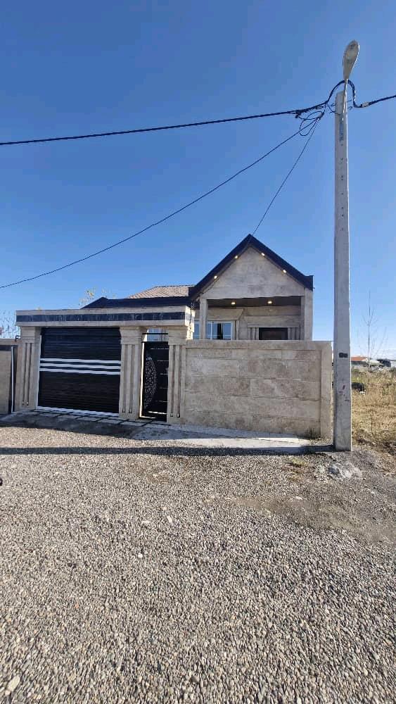 تصویر یه ویلای فلت در موقعیت شهری با محوطه بزرگ