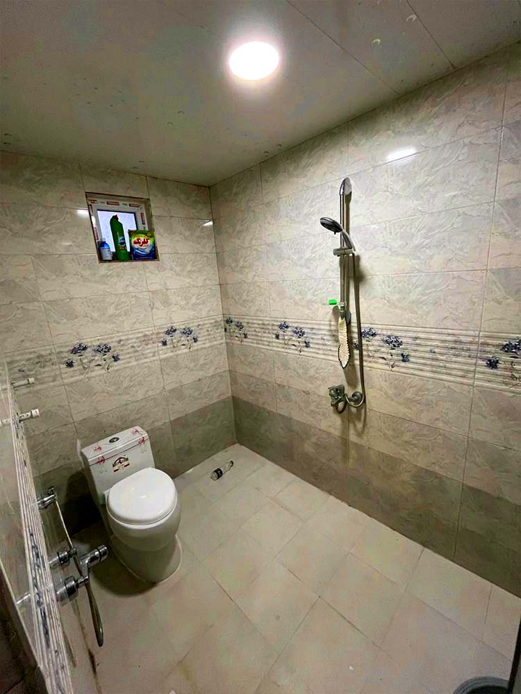 تصویر یک ویلای فلت روستایی که محوطه سازی شده و از چمن مصنوعی استفاده شده