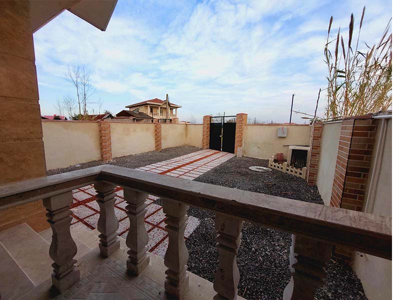 تصویر یک ویلای فلت روستایی که محوطه سازی شده و از چمن مصنوعی استفاده شده