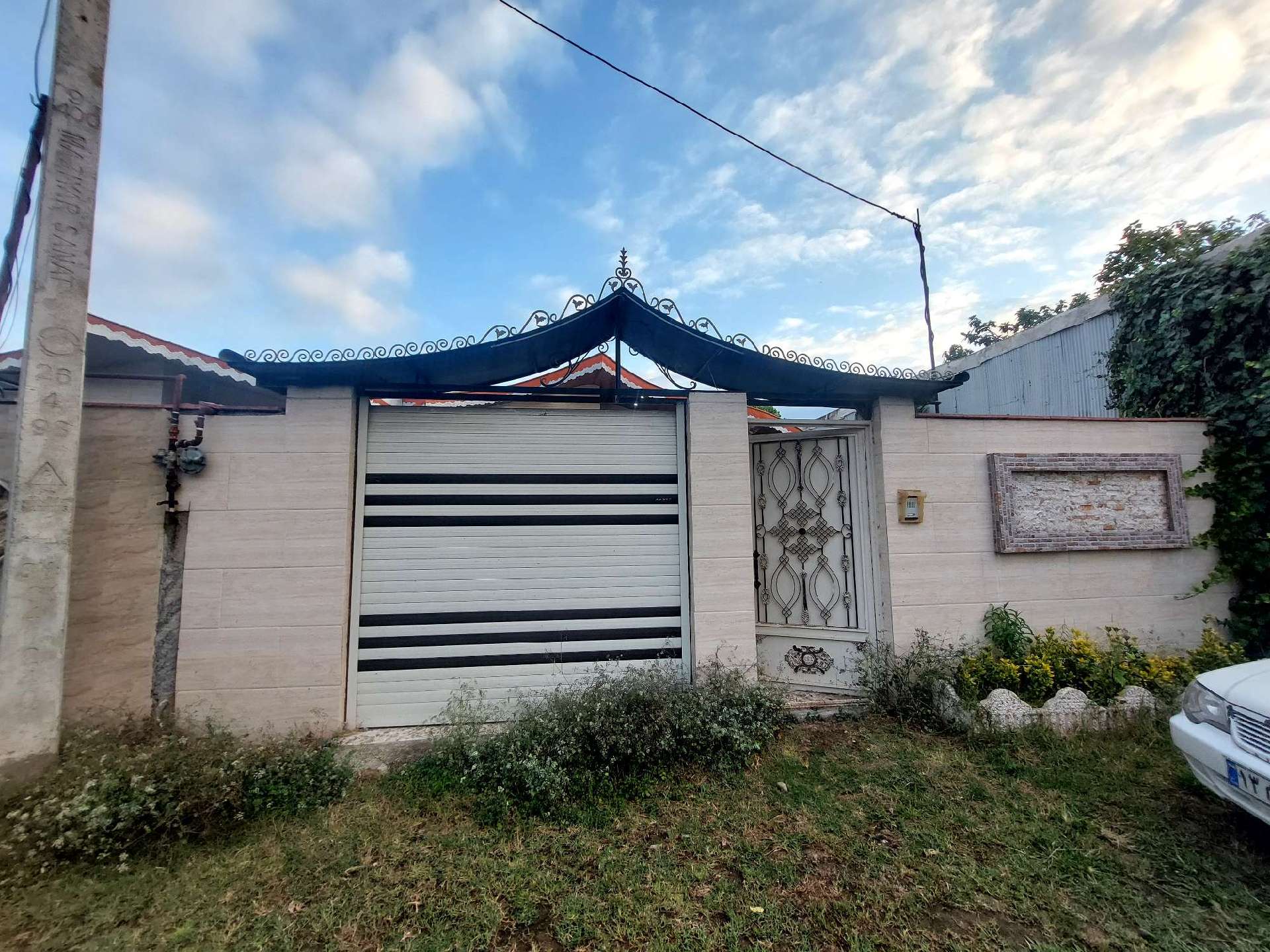 تصویر یه ویلای فلت در موقعیت روستایی با محوطه بزرگ