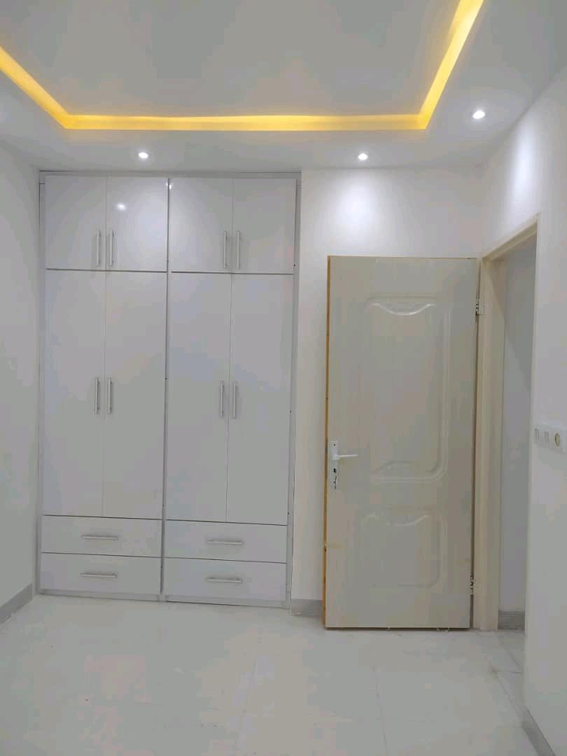 تصویر یک ویلای فلت روستایی که محوطه سازی شده و از چمن مصنوعی استفاده شده