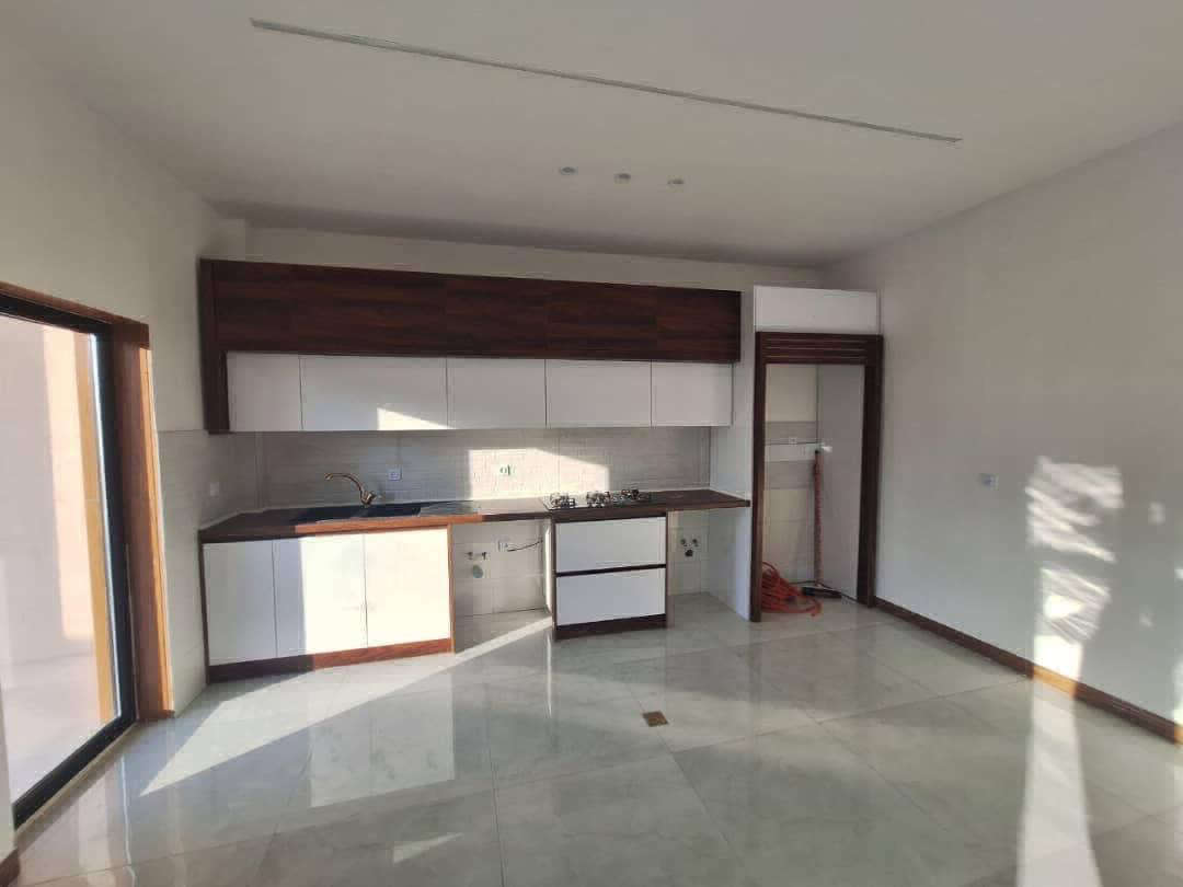 تصویر یک ویلای نما مدرن و محوطه سازی شده با موزاییک و چمن مصنوعی