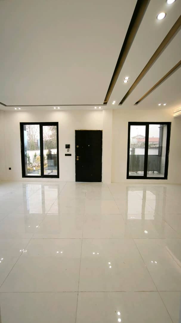 تصویر یک ویلای نما مدرن و محوطه سازی شده با موزاییک و چمن مصنوعی