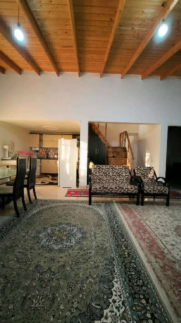 تصویر یه ویلای فلت در موقعیت روستایی با محوطه بزرگ