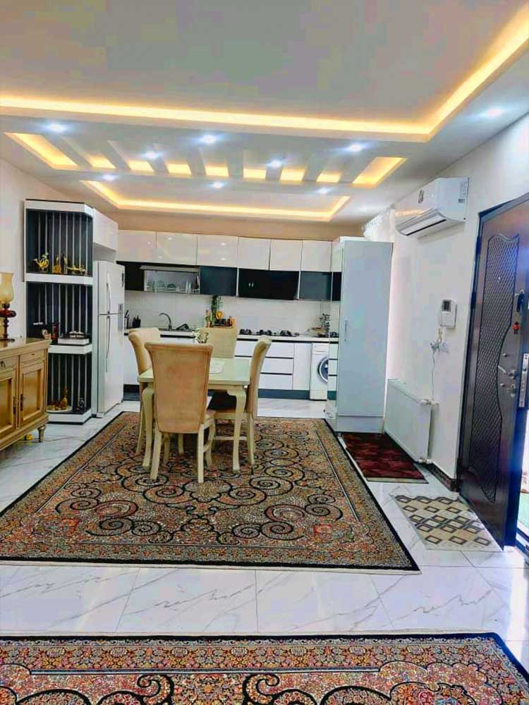 تصویر یک ویلای فلت روستایی که محوطه سازی شده و از چمن مصنوعی استفاده شده