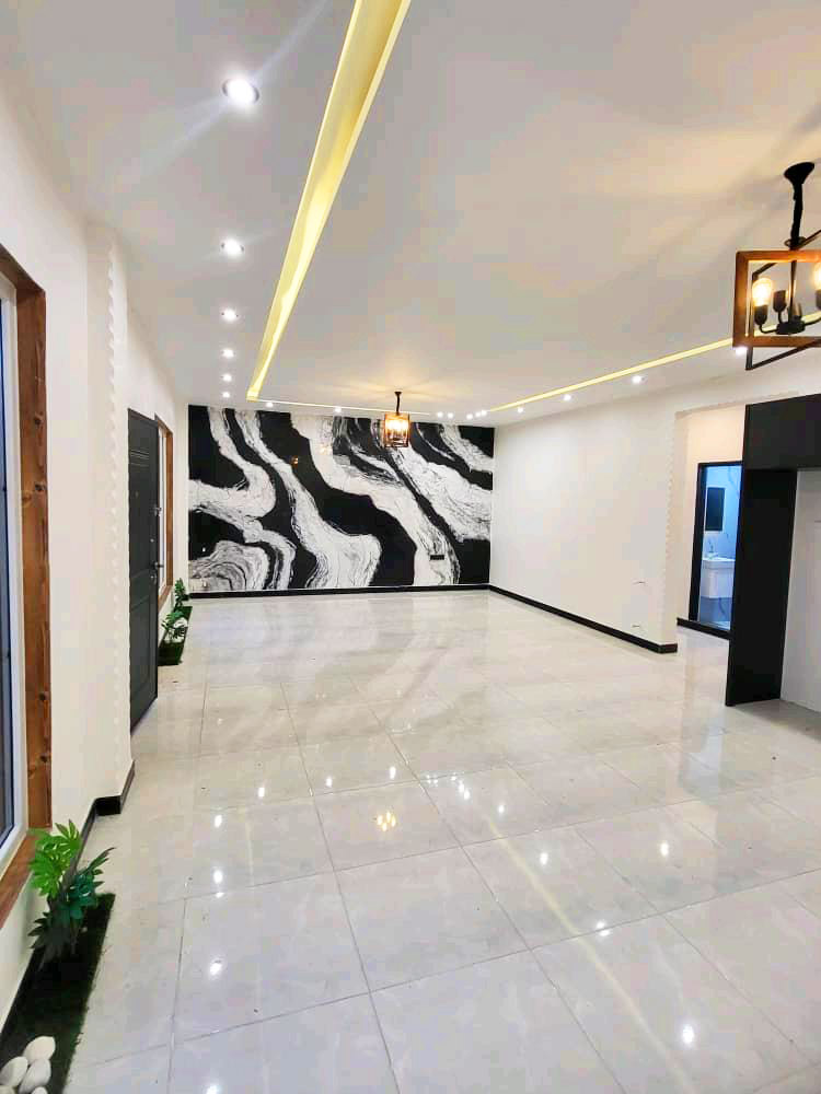 تصویر یک ویلای نما مدرن و محوطه سازی شده با موزاییک و چمن مصنوعی